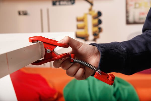 Laserowy tor przeszkód w grze Chrono Bomb EPEE — detale elementów i zacisków czujnika