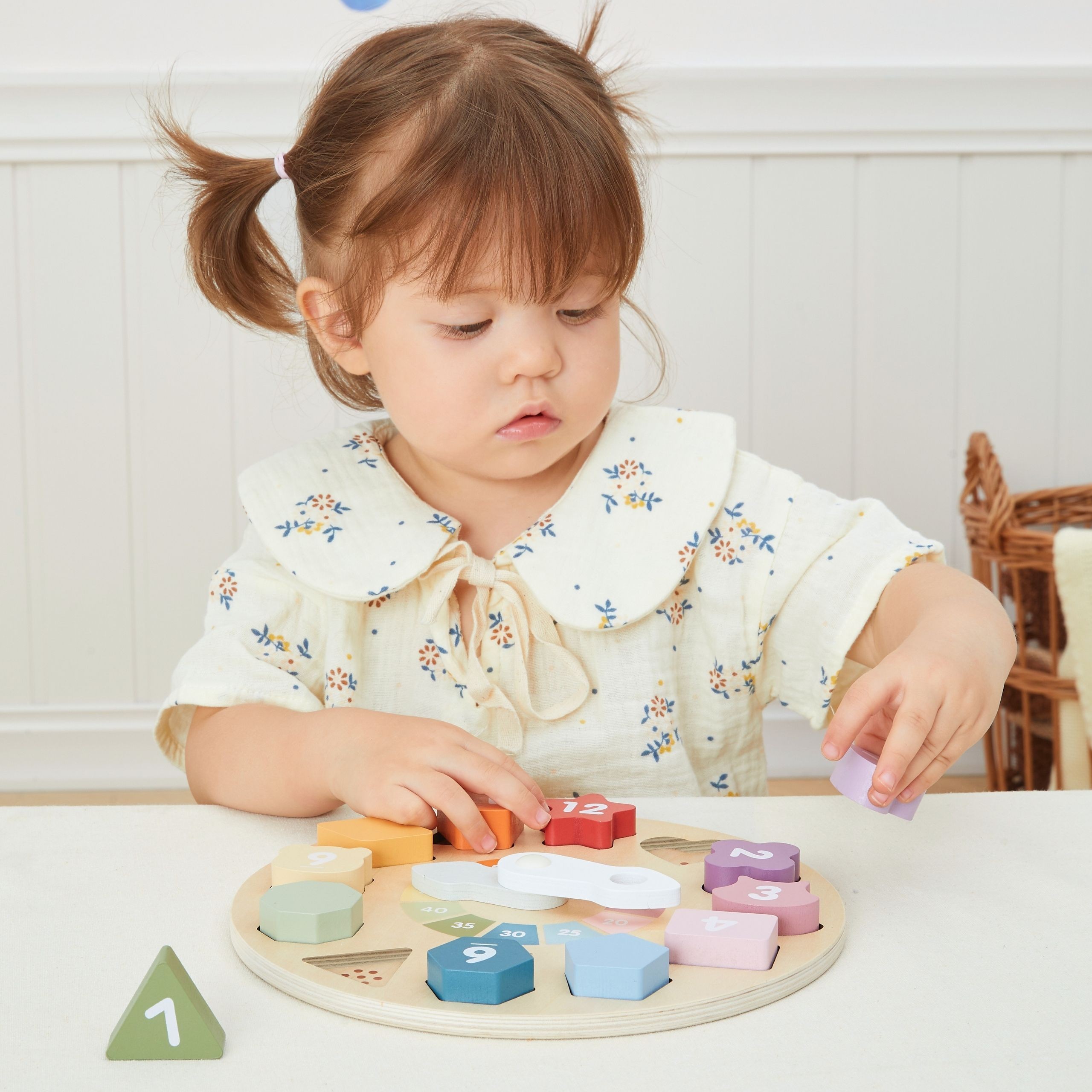 Kolorowe klocki z cyframi do sortowania i dopasowywania w zegarze Viga Toys