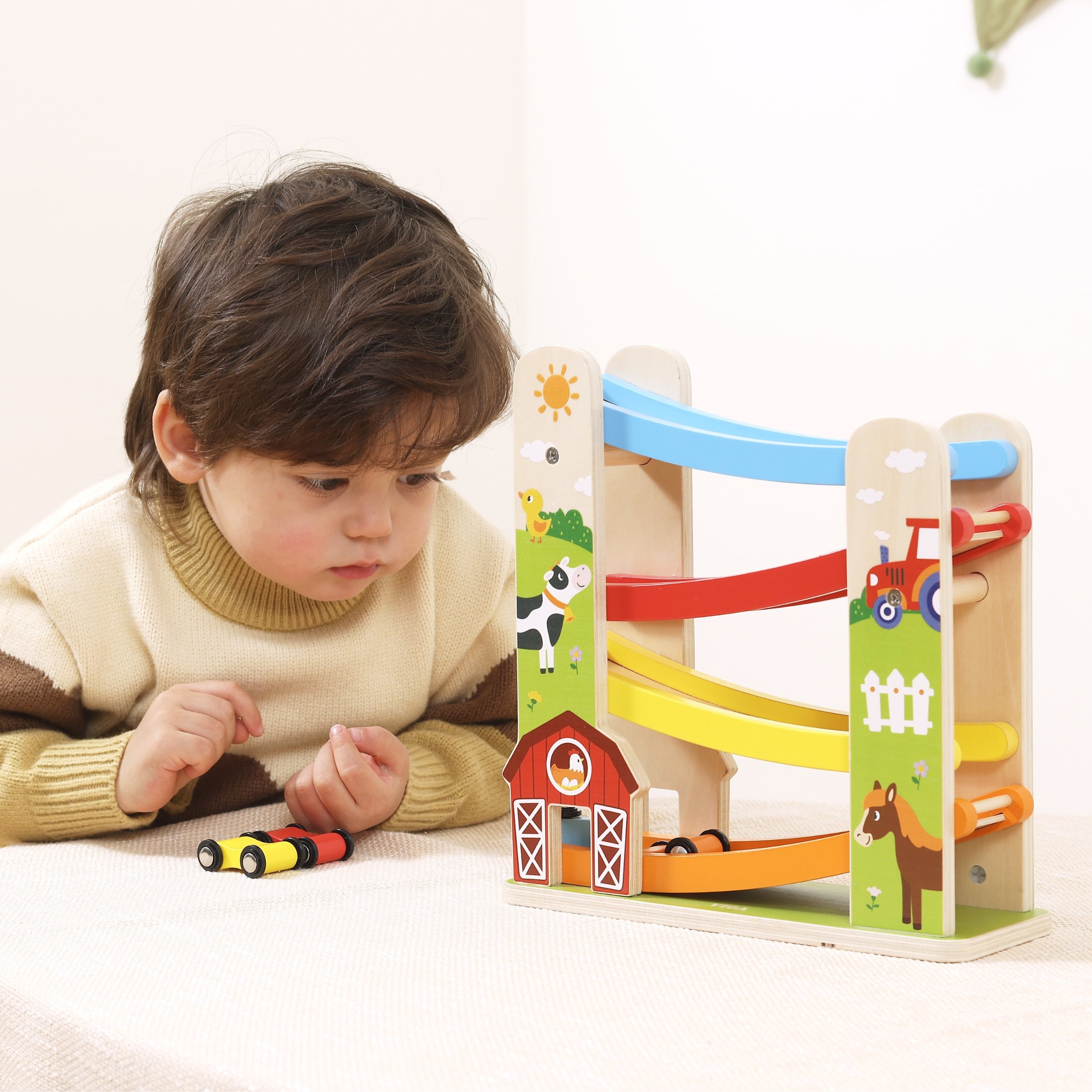 Kolorowy tor zjazdowy Viga Toys z ilustracjami zwierzątek i traktora na drewnie