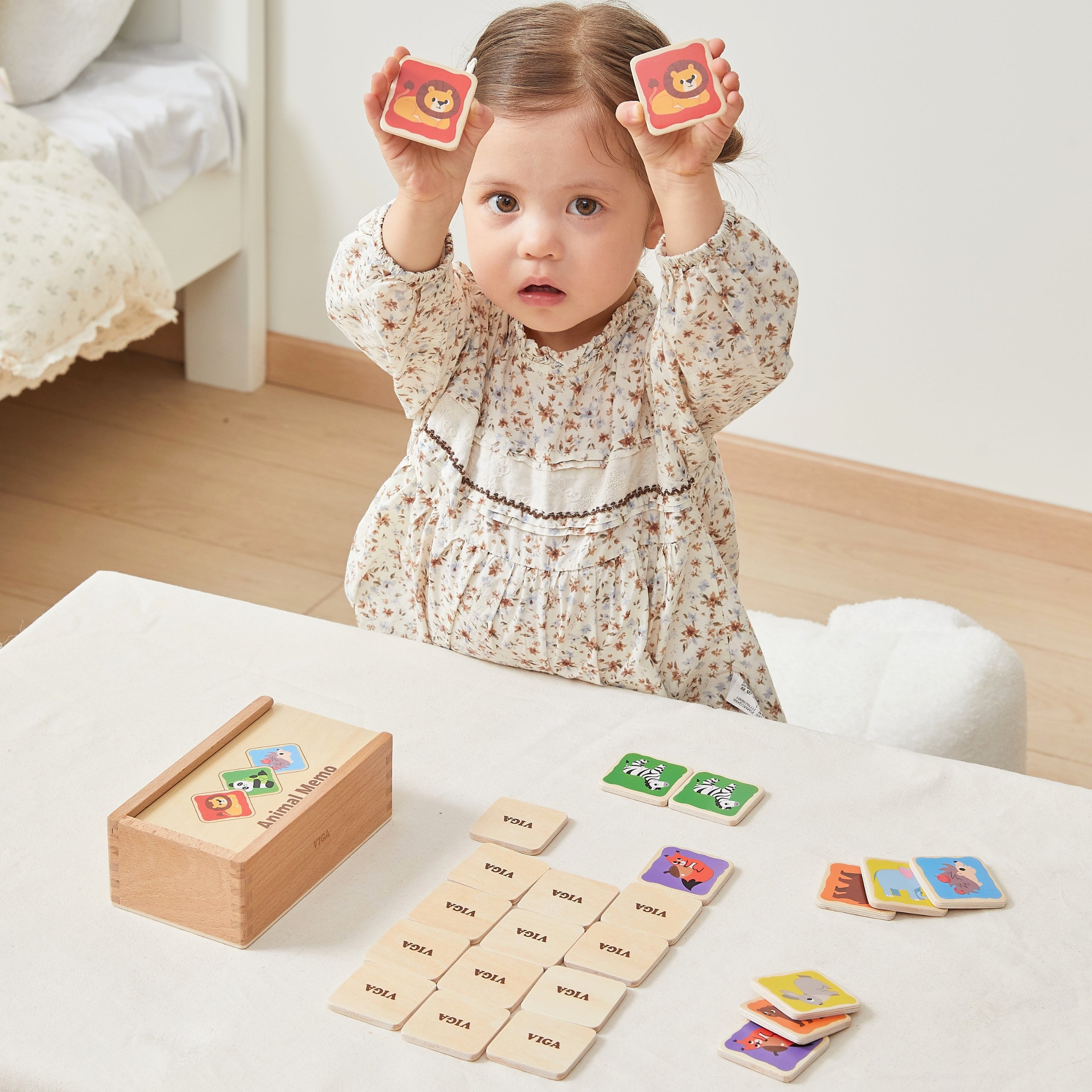Kolorowe kafelki z wizerunkami zwierzątek z gry pamięciowej Memo od Viga Toys
