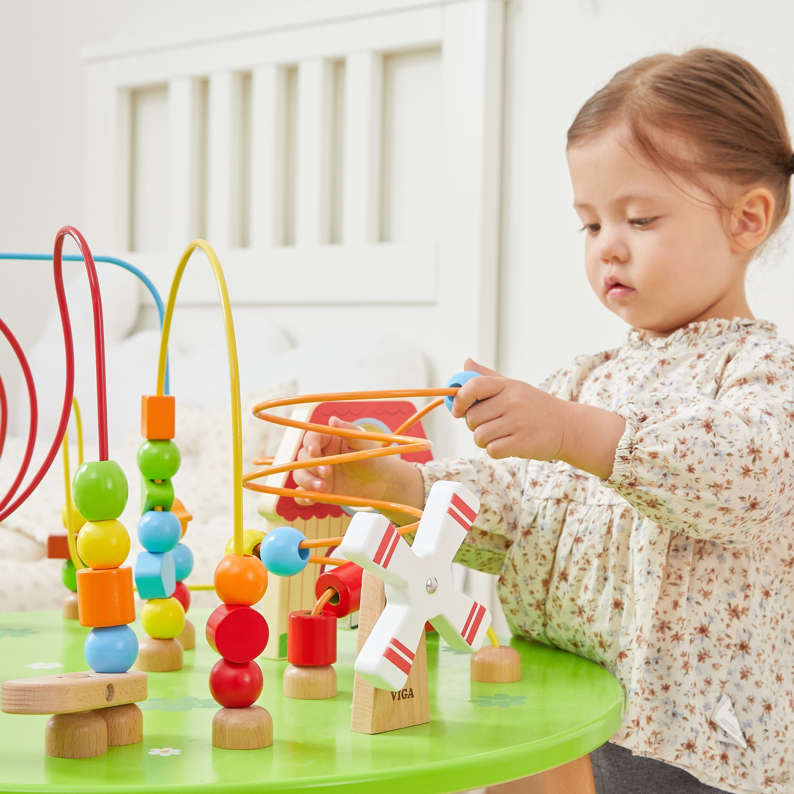 Interaktywne elementy stolika edukacyjnego Viga Toys – przeplatanka i koła zębate