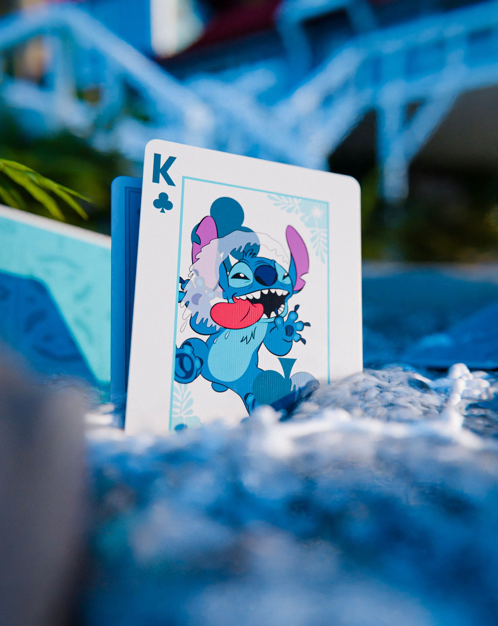 Widok kart do gry Disney Stitch rozłożonych na stole, talia 54 kart