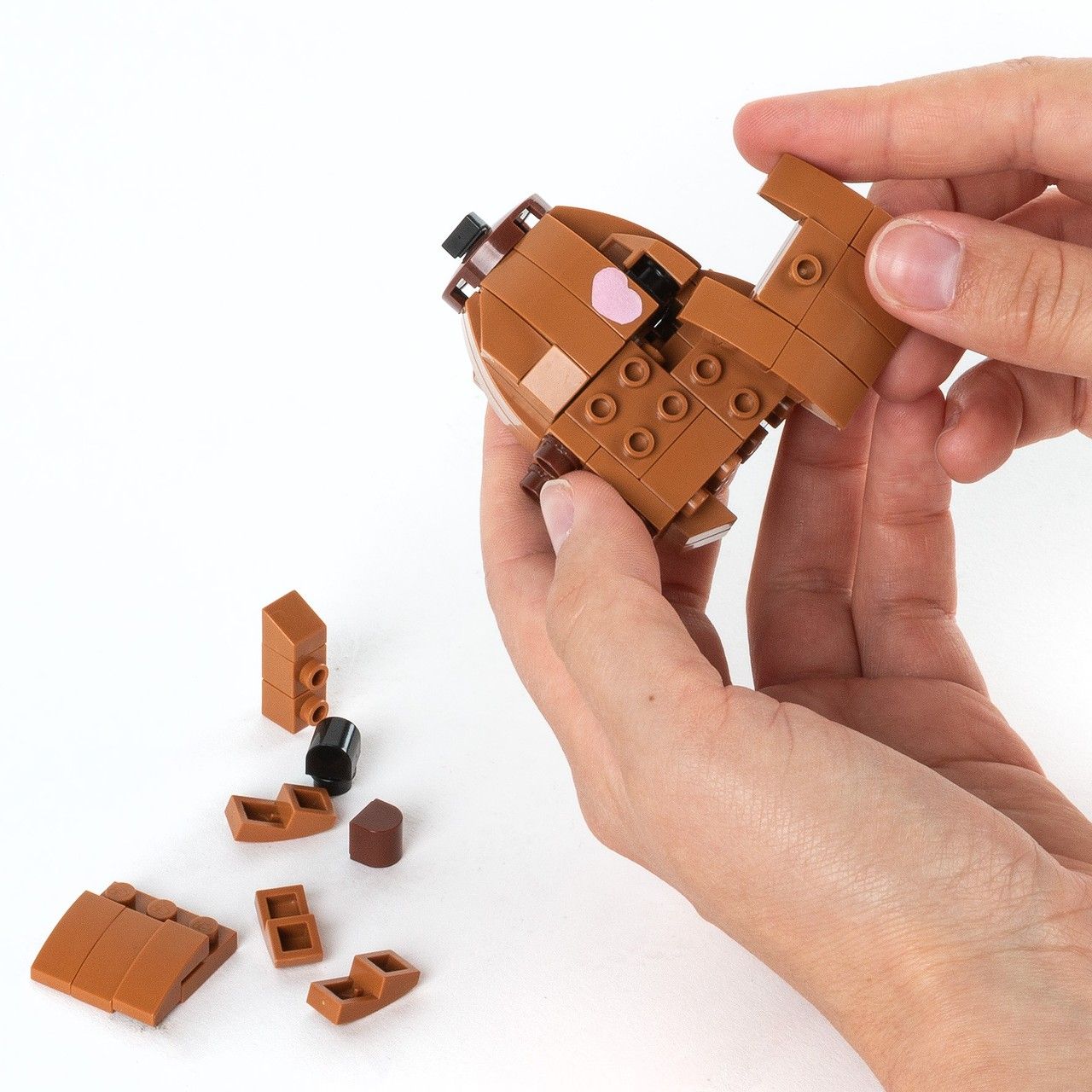 Figurka kapibary Nino z klocków Snapets o wymiarach 5×5×7 cm