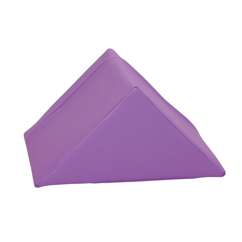 Fioletowy trójkąt piankowy 30 x 30 x 30 cm — widok z boku, pokazujący kształt i proporcje, element do zabaw i układania