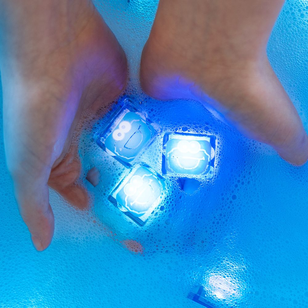 Zestaw 4 kostek sensorycznych Glo Pals świecących niebieskim światłem w wodzie