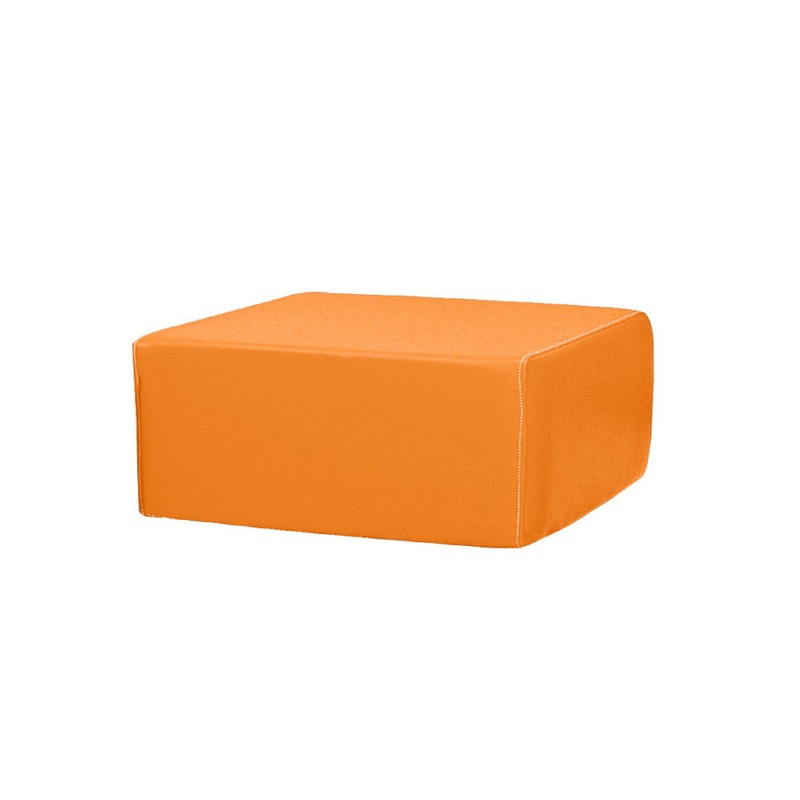 Pomarańczowa pufa KWADRAT 39,5 x 39,5 x 15 cm obita ekoskórą; widok z boku, pokazuje wypełnienie z lekkiej pianki i gładką powierzchnię pokrowca