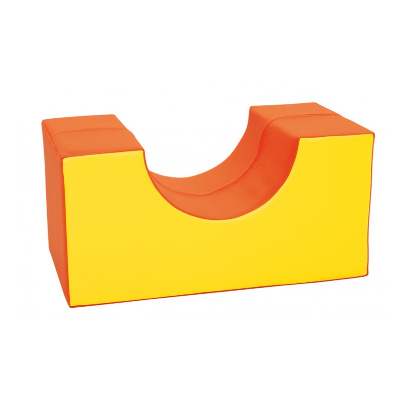 Mostek-mini z pianki ustawiony pionowo na podłodze; pokaz proporcji 60 x 30 x 30 cm jako element zabawowy i ćwiczeń równowagi