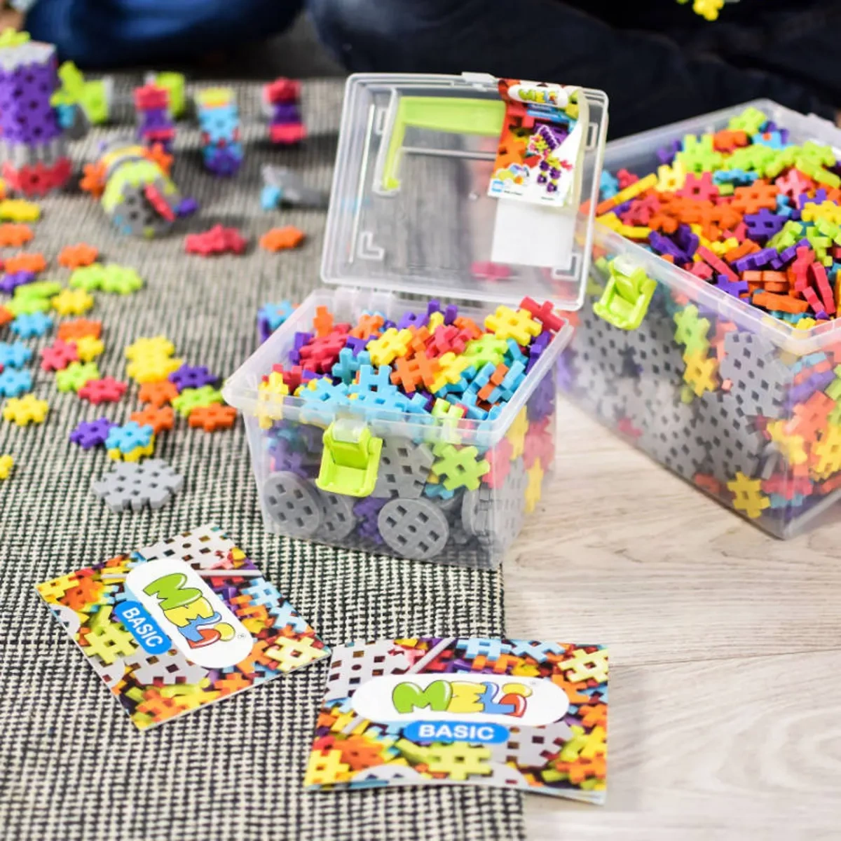 Elementy zestawu klocków konstrukcyjnych Basic Constructor Travel Box MELI w różnych kształtach i kolorach