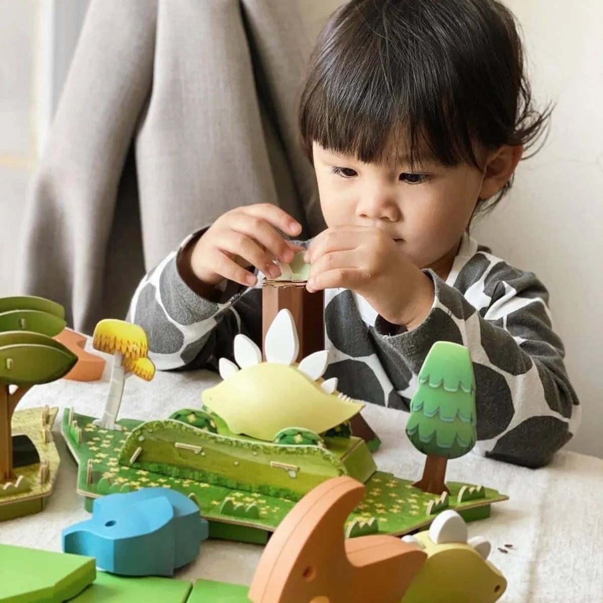 Dinozaur Half Toys po rozłożeniu, z widocznym szkieletem do ponownego złożenia