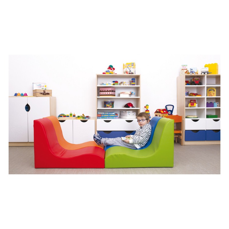 Jednoosobowy piankowy fotel SOFT Relax w kolorze czerwonym, pokazany w aranżacji kącika czytelniczego w przedszkolu