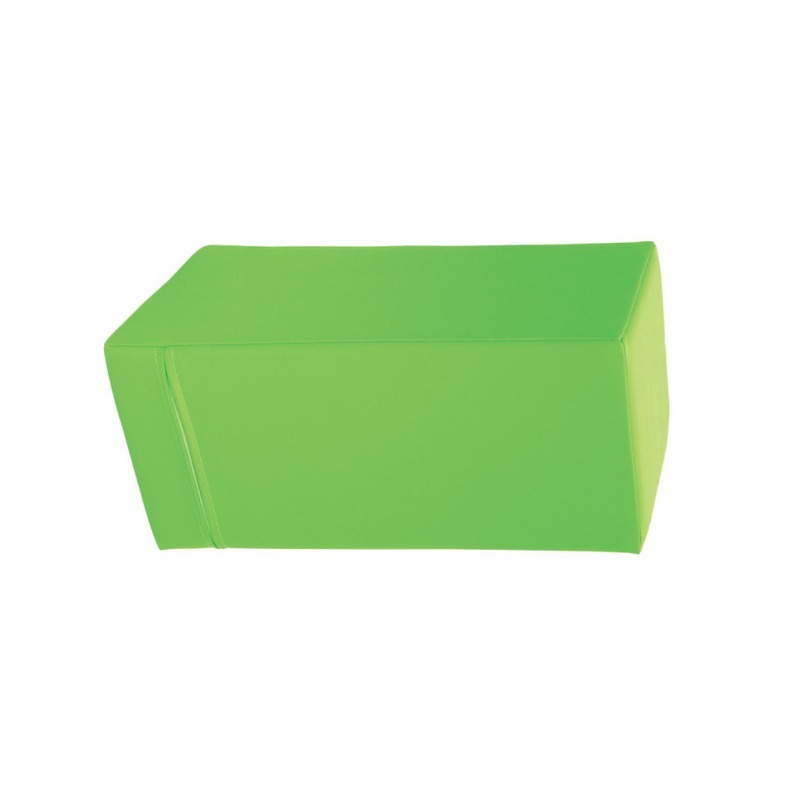 Mały zielony prostopadłościan piankowy o wymiarach 30 x 30 x 60 cm ustawiony pionowo jako element toru przeszkód