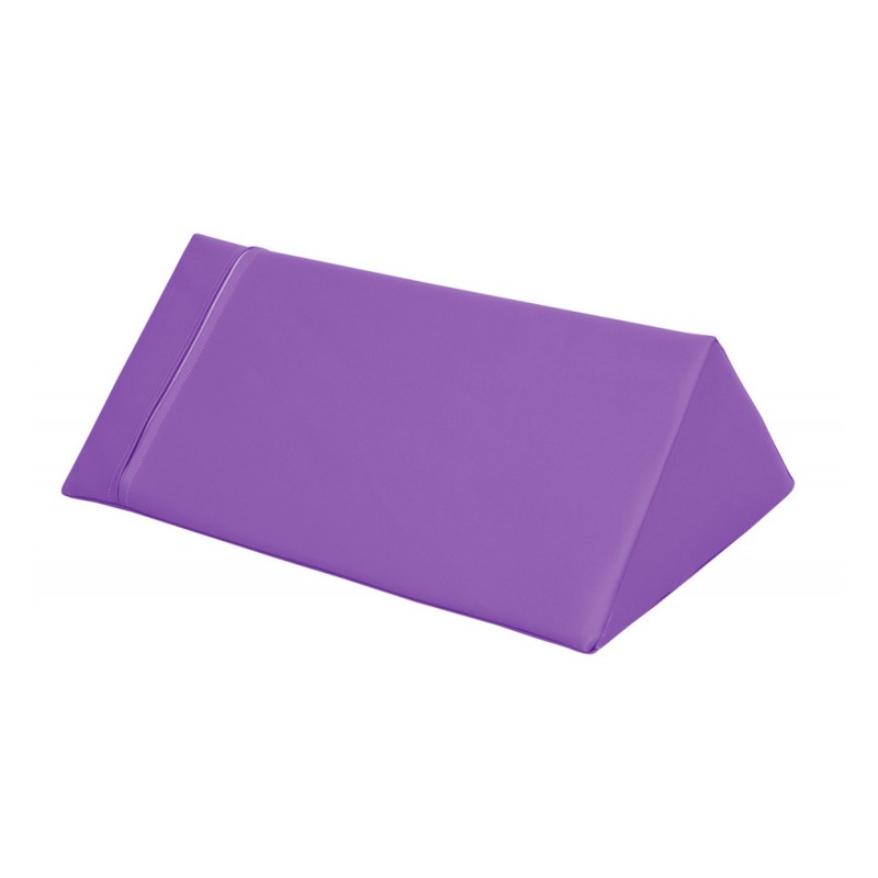 Trójkąt średni w kolorze fioletowym 60 x 30 x 30 cm ustawiony w aranżacji kącika zabaw, widoczny kształt i rozmiar