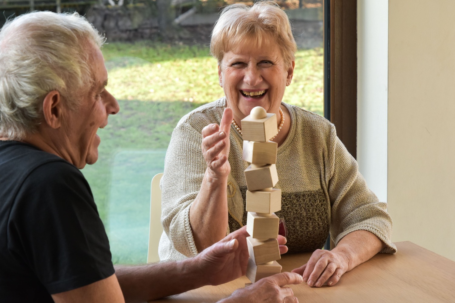 Grupa seniorów korzystająca z zestawu 32-elementowego Balance Tower Senior Edition