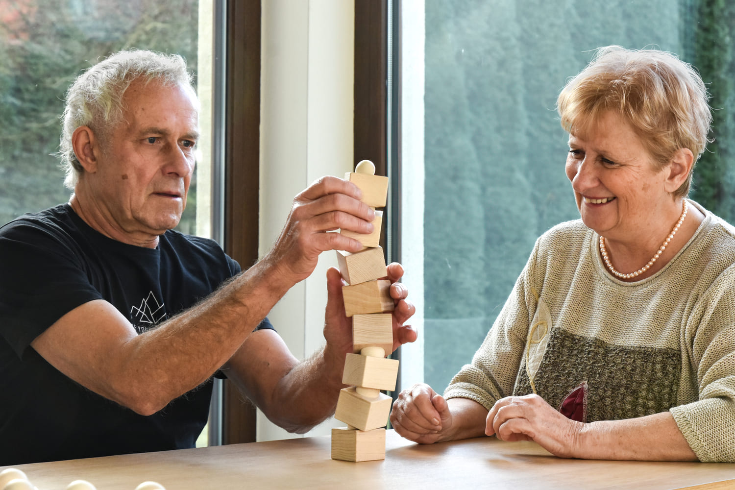 Drewniane elementy zestawu Balance Tower Senior Edition ułożone w wieżę, ćwiczenia rehabilitacyjne