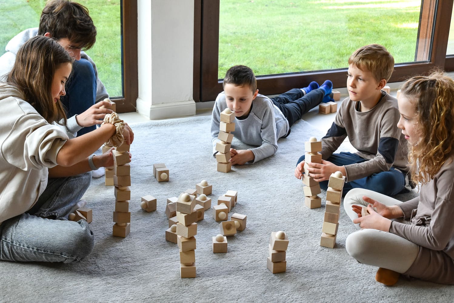 Klocki bukowe z zestawu Wieża Równowagi Group Challenger w trakcie budowy wieży