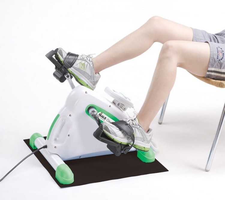 Widok z góry na rotor OxyCycle II z pedałami i pilotem MoVeS