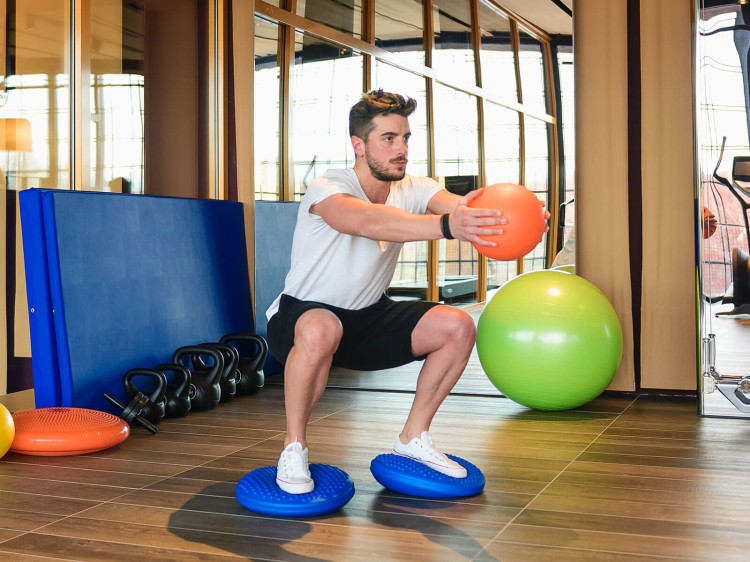 Gymnic Disco Sit na podłożu — profile boku dysku pokazujące nadmuchiwaną konstrukcję i antypoślizgowy spód
