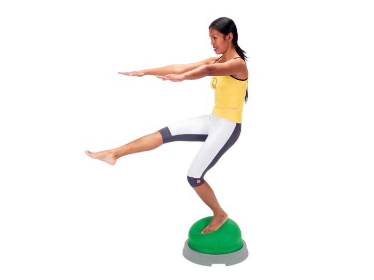 Core Balance na stabilnej podstawie Ø 47 cm, przykład zastosowania w treningu funkcjonalnym i rehabilitacji