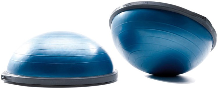 BOSU Balance Professional — widok z góry: powierzchnia kopuły i uchwyty platformy, przykład ćwiczeń propriocepcyjnych