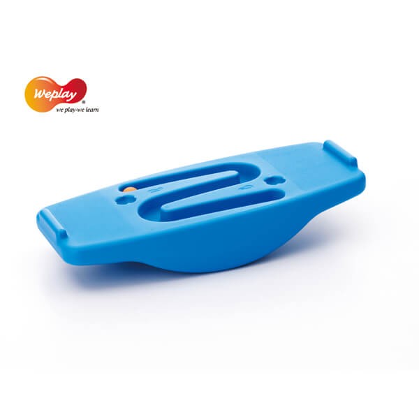 Widok z góry na deskę równoważną Seesaw z dwiema piłkami w zestawie; element do zabaw i ćwiczeń równowagi, wymiary 50 x 23 x 9 cm