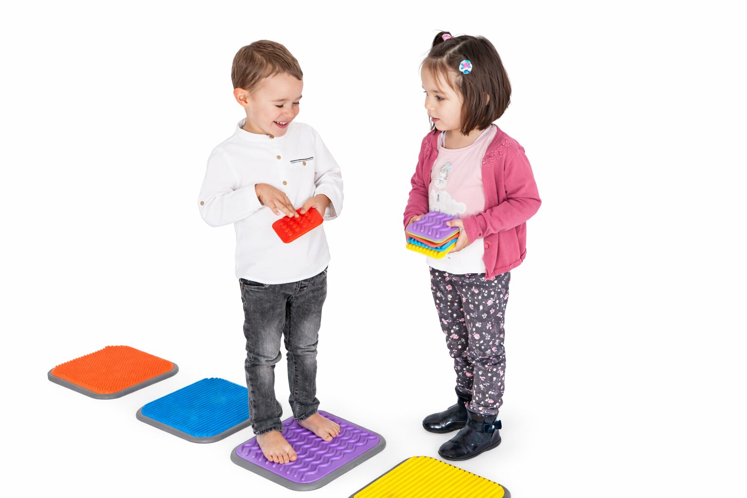 Ścieżka sensoryczna Basic&Mini — widok zestawu 6 par płytek o różnych fakturach i kontrastowych kolorach, duże 30 × 30 cm