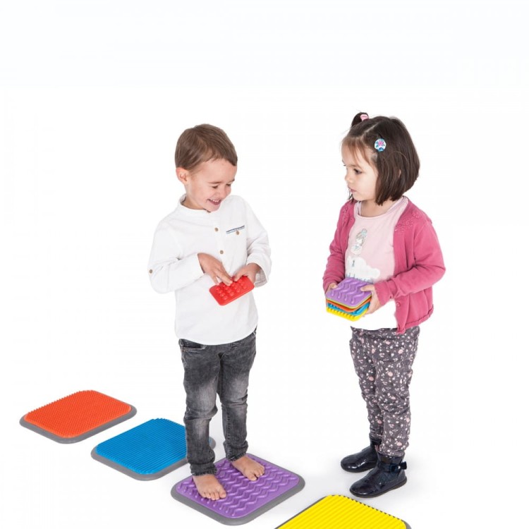 Zbliżenie faktur i antypoślizgowej podstawy płytek ścieżki Basic&Mini; małe dyski 10 × 10 cm i duże płytki 30 × 30 cm