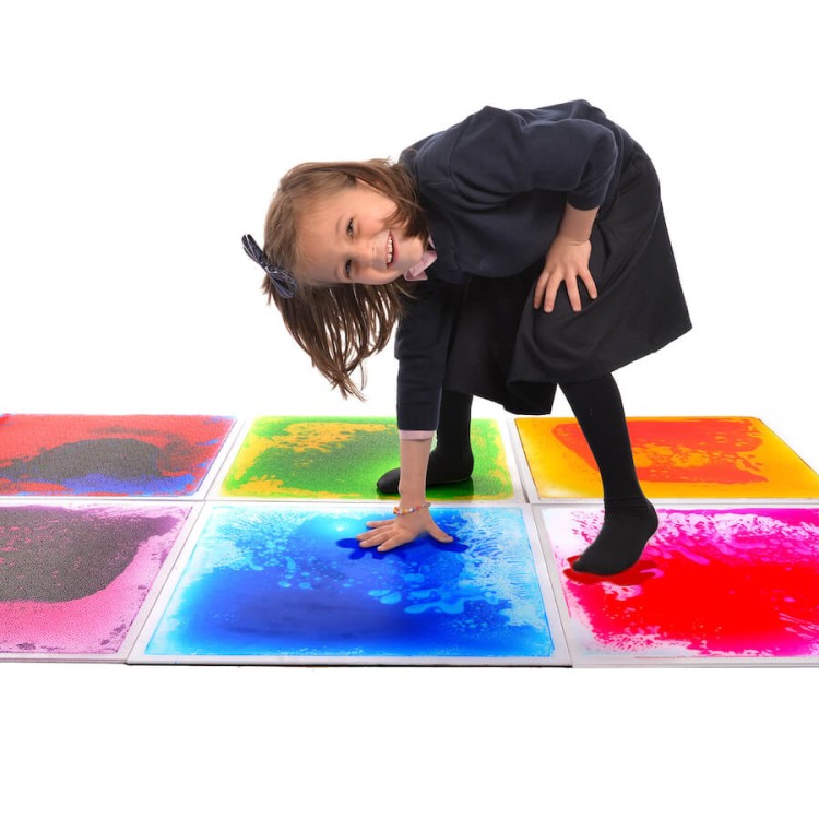 Zestaw 6 kolorowych płytek sensorycznych 50x50 cm ułożonych na podłożu, pokazujących różne wzory i faktury