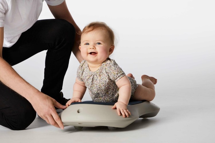 Deskorolka Floor Surfer — detal kół z podwójnymi łożyskami kulowymi i zamaskowaną konstrukcją minimalizującą ryzyko zgniecenia palców