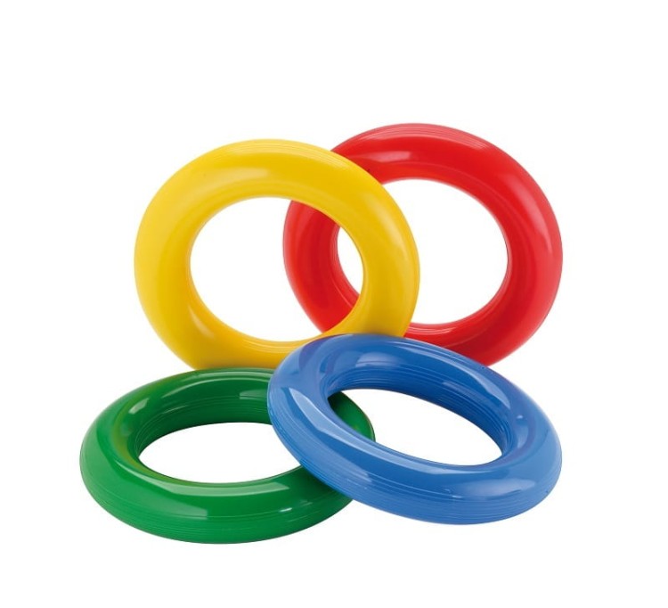Kolorowe, gładkie ringi Gymnic ułożone na białym tle; komplet 4 sztuk, średnica Ø 18 cm, widać intensywne barwy i gładką powierzchnię materiału PVC.