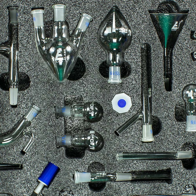 Elementy zestawu JANGAR do chemii organicznej ułożone w dopasowanej wkładce piankowej