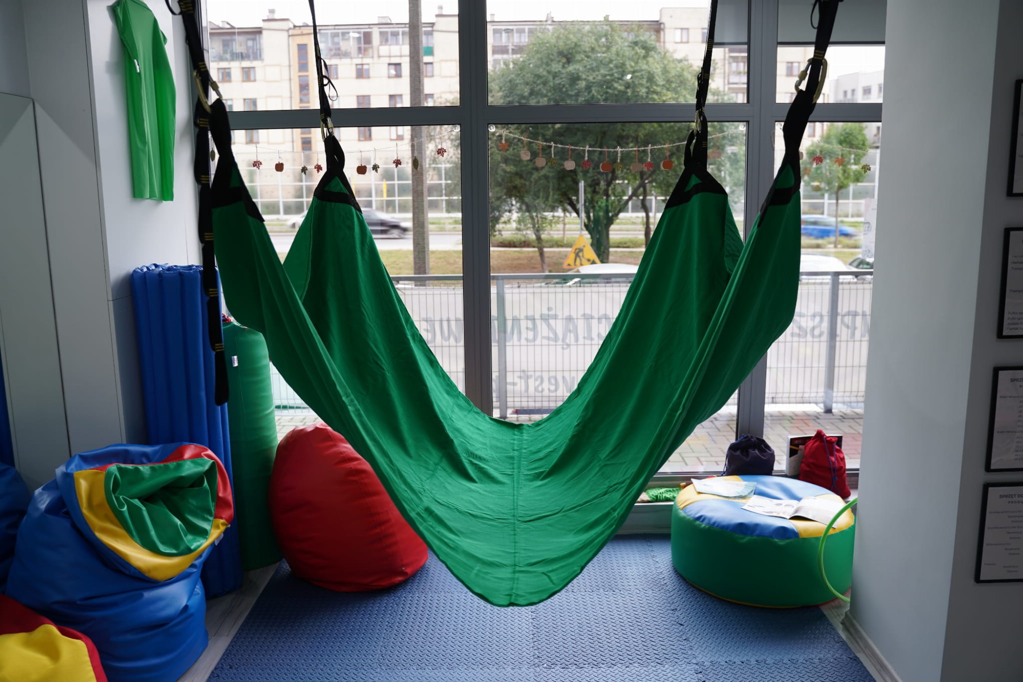 Zbliżenie na zaczep trampoliny sensorycznej: czarna taśma wzmacniająca i staranne obszycie bawełnianej powierzchni