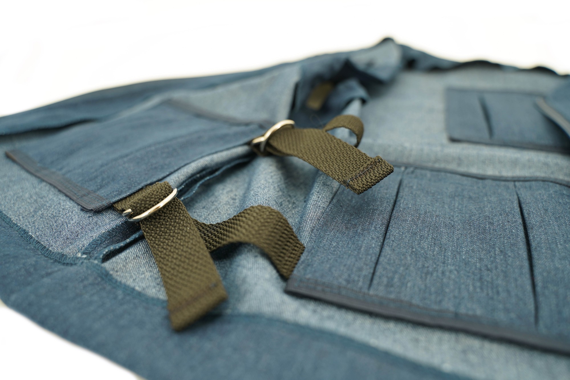 Detale kamizelki obciążeniowej jeans: szwy, materiał jeans oraz miejsce na woreczki z żwirkiem