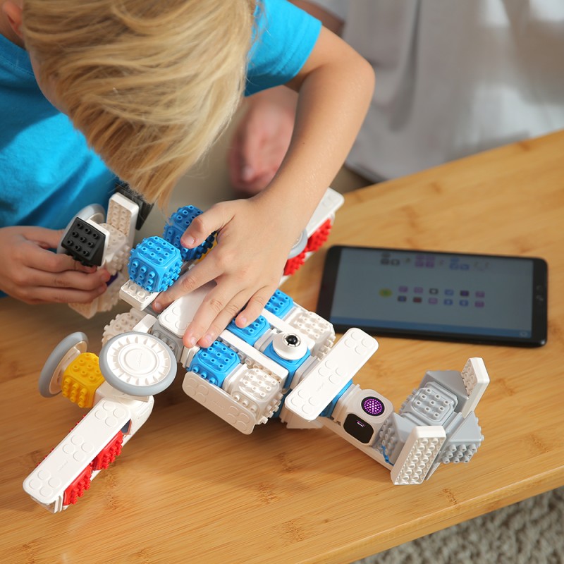 Programowalny moduł Cubroid z wyświetlaczem matrycowym 8x8 oraz silnikami pokazany w konfiguracji robota edukacyjnego