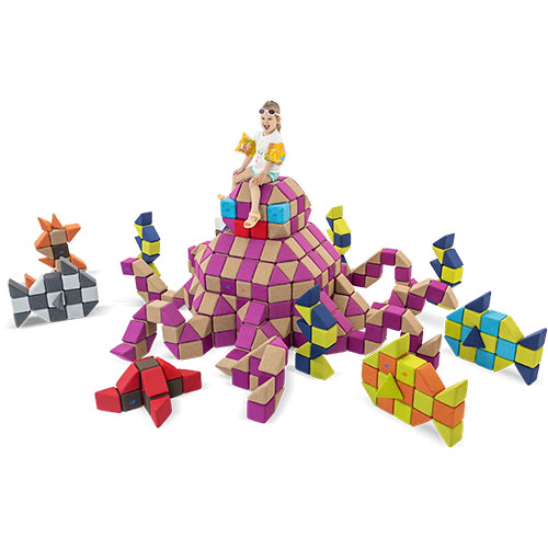 Klocki magnetyczne JollyHeap Crazy set 700 elementów ułożone w kolorową konstrukcję pokazującą 4 kształty i połączenia magnetyczne