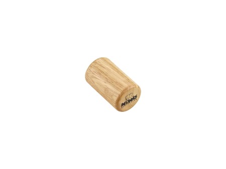 Zbliżenie na mały drewniany shaker z naturalnego drewna kauczukowego z różnym wypełnieniem