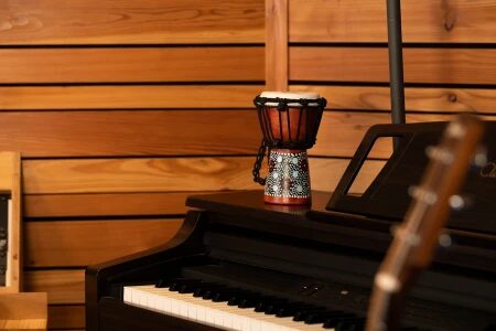 Widok z boku mini bębna djembe z kozią skórą i nylonową linką 3mm