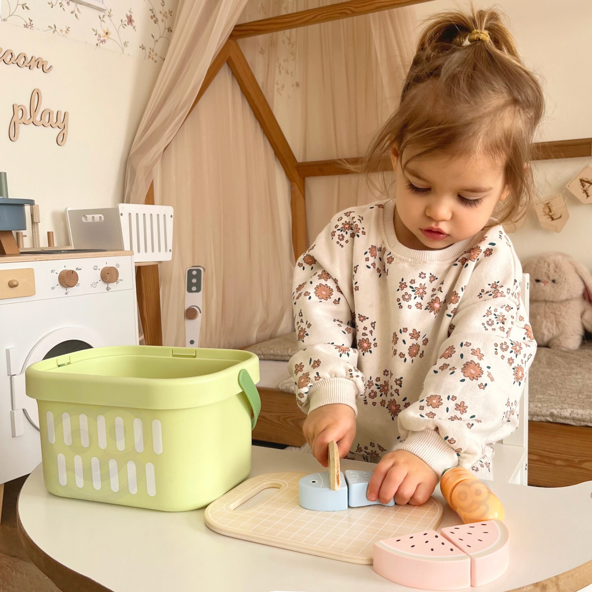 Elementy drewnianego zestawu TOOKY TOY: ryba, jajko, deska i nożyk do krojenia
