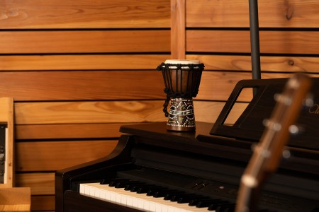 Widok mini djembe 4 1/2' z mocną linką nylonową i ręcznie malowanym wzorem ciemnego węża