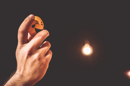 Shaker Happy Face FACE-L zbliżenie na jasnożółty plastik i grafikę twarzy
