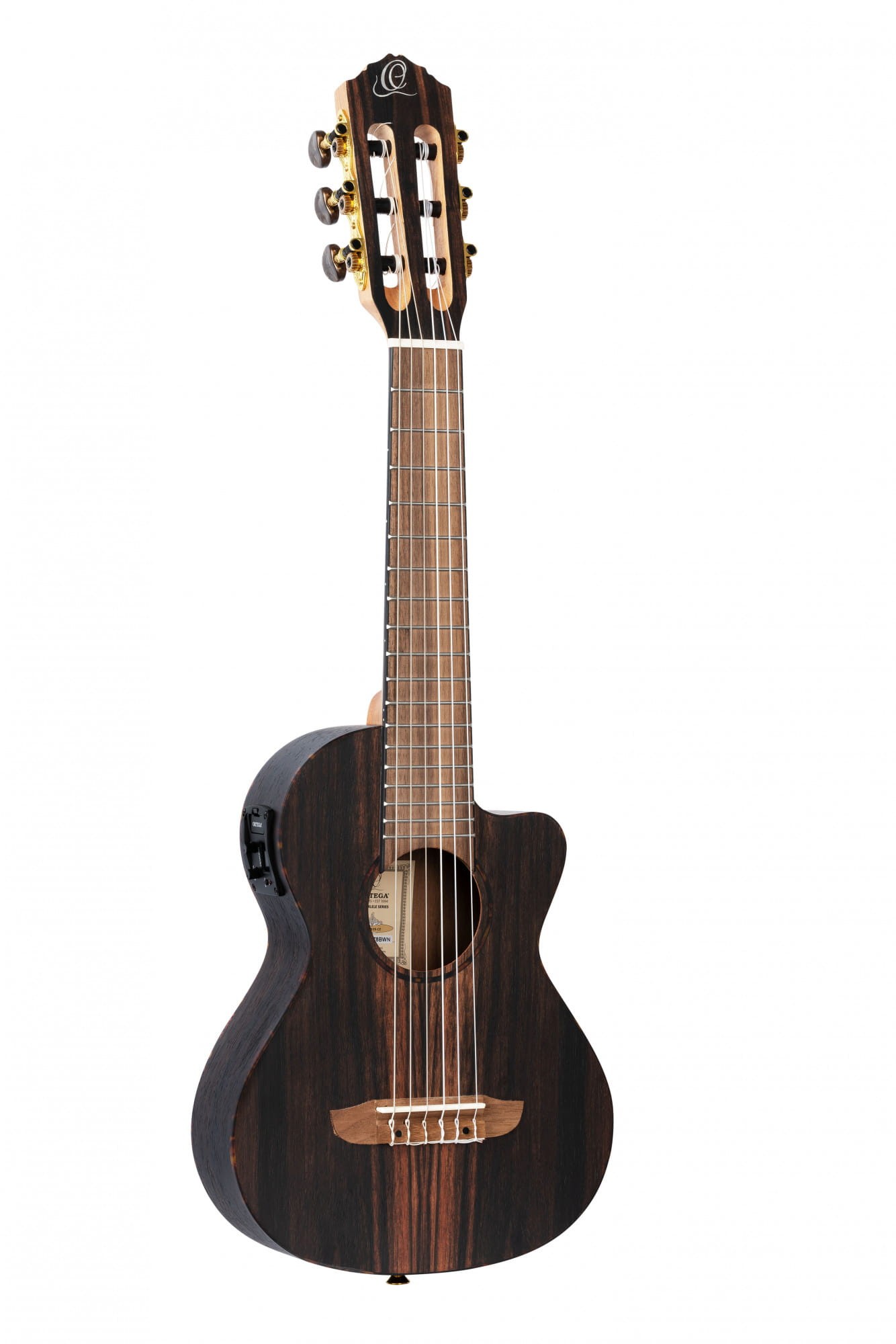 Guitarlele Ortega z elektroniką, widok z przodu na instrument w naturalnym wykończeniu