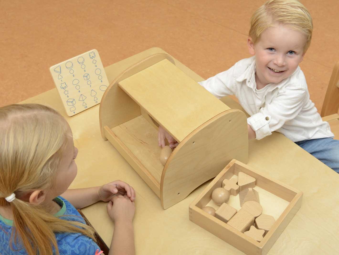Drewniane elementy zestawu Masterkidz do ćwiczeń dotykowych z 12 klockami