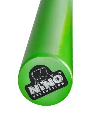 Instrument muzyczny kij deszczowy NINO w zielonym kolorze, trzymany w dłoni dziecka