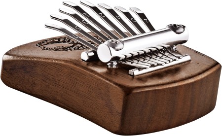 Widok kalimby Meinl Sonic Energy 8 nut, matowe wykończenie i detale rzeźby