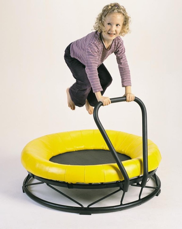 Zbliżenie na uchwyt pokryty specjalną pianką oraz stalową konstrukcję i wzmocnioną siatkę trampoliny