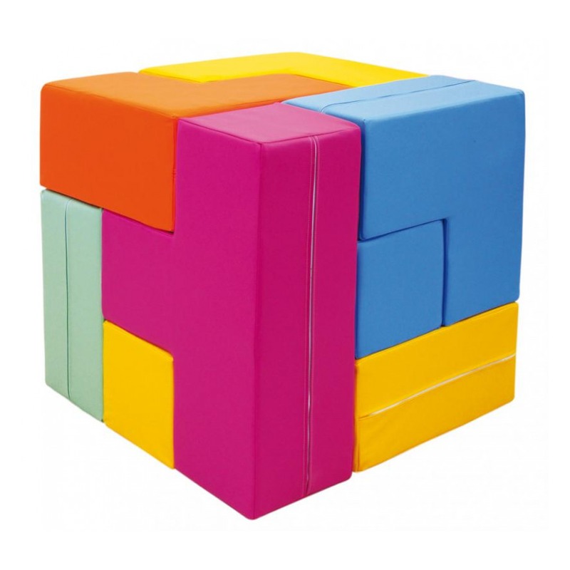 Piankowa kostka kształtów z widocznymi figurami geometrycznymi na ściankach, ułożona w sali przedszkolnej, wymiary 90 x 90 x 90 cm