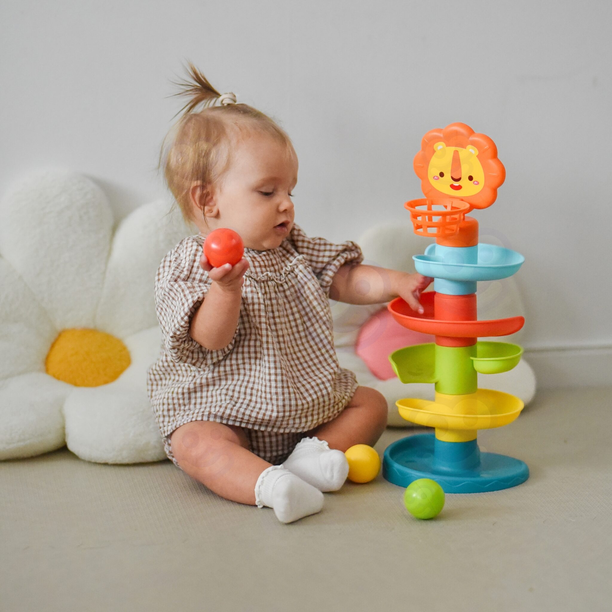 Piłeczki z elementami dźwiękowymi toczące się po pięciu poziomach toru WOOPIE BABY