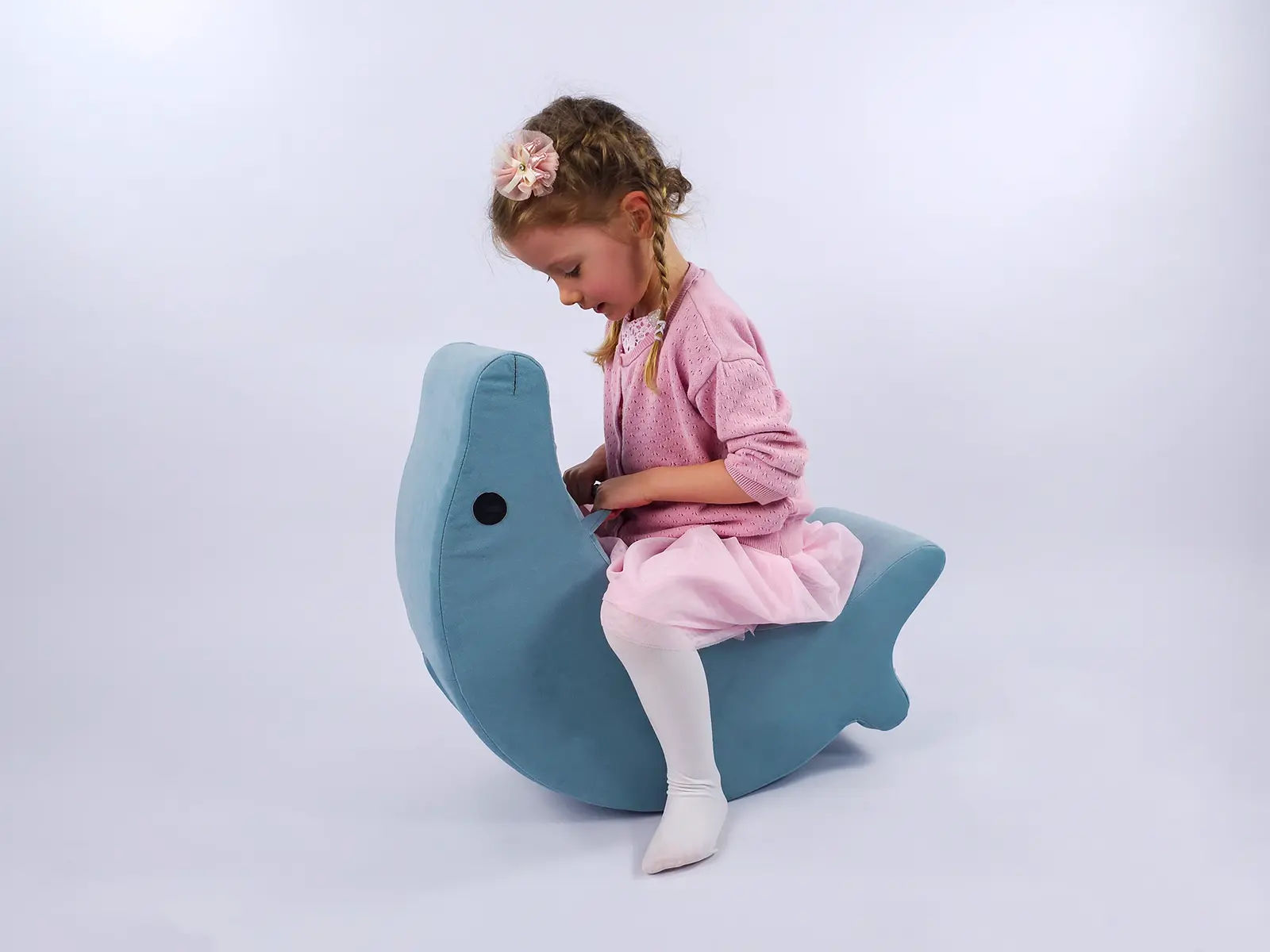 Bujak Delfin widok z profilu — detal tkaniny welurowej AMORE i ergonomiczne siedzisko wysokość 25cm