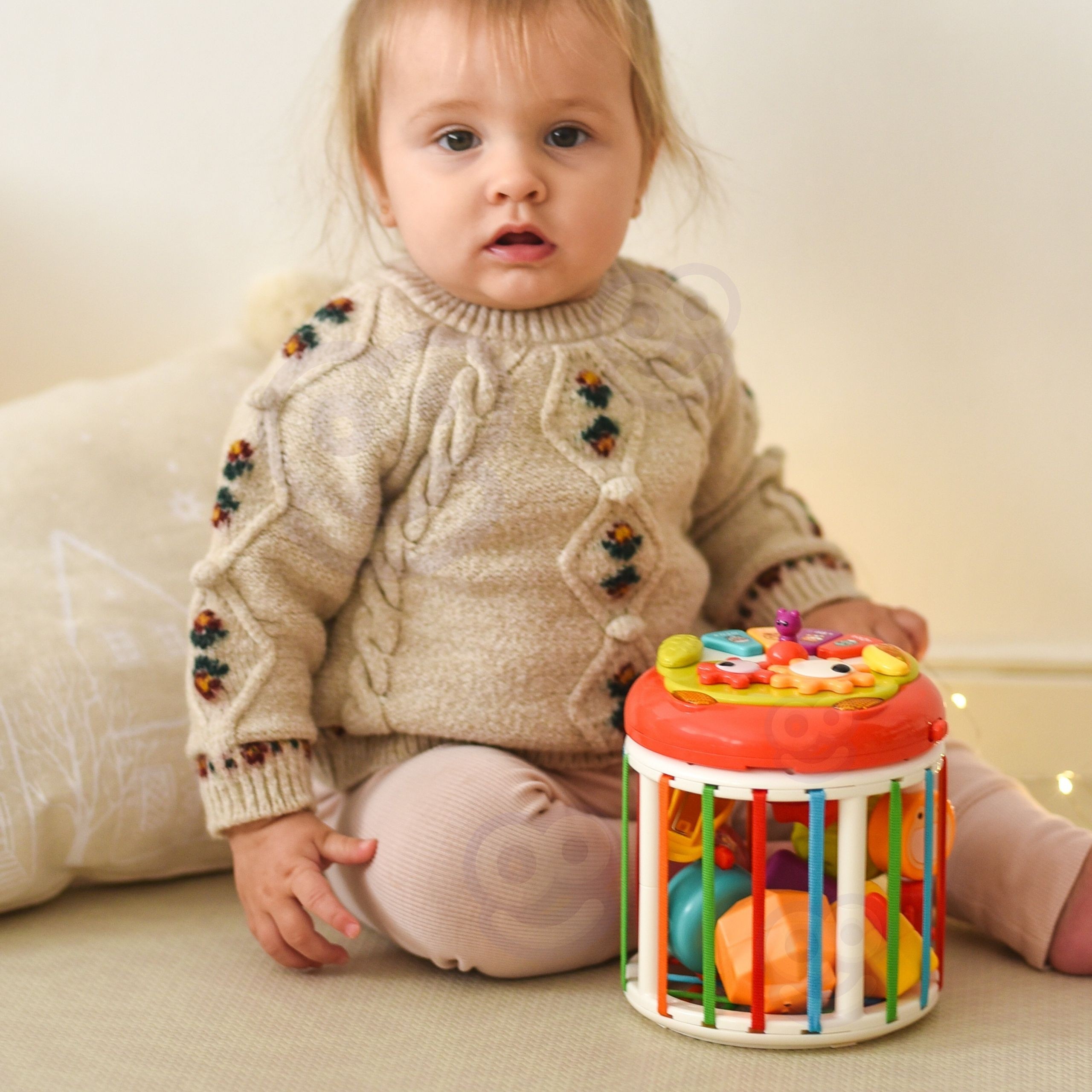 Zbliżenie na kolorowe trybiki i lusterko kostki sensorycznej Woopie Baby