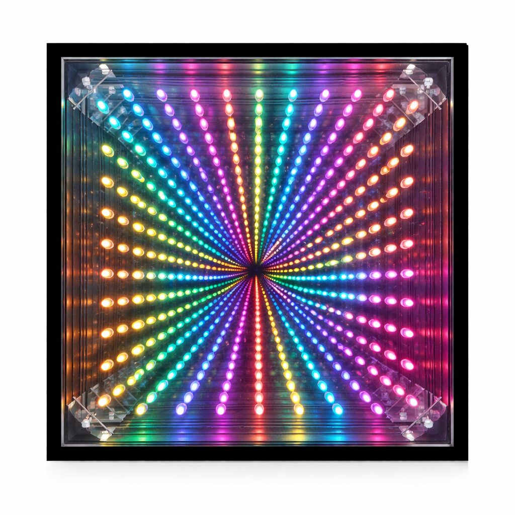 Kaseton LED 50,5 × 50,5 × 9 cm pokazany z boku; matryca LED 100 i smukła obudowa do zawieszenia