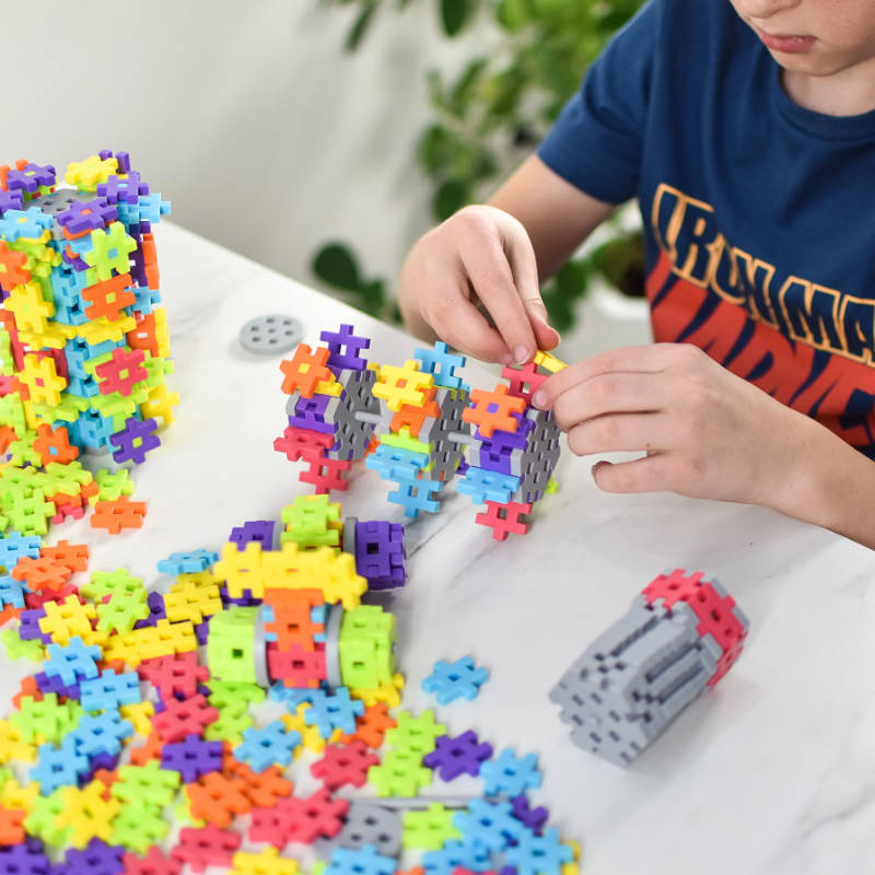 Zbliżenie elementów waflowych 2,5 × 2,5 cm i części specjalnych